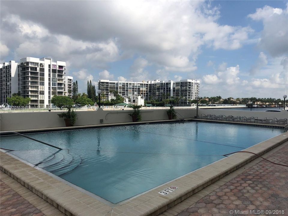 Active With Contract: $499,900 (2 beds, 2 baths, 1212 Square Feet)