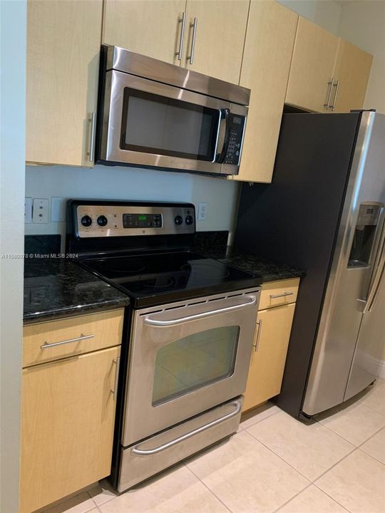 For Rent: $1,900 (1 beds, 1 baths, 756 Square Feet)