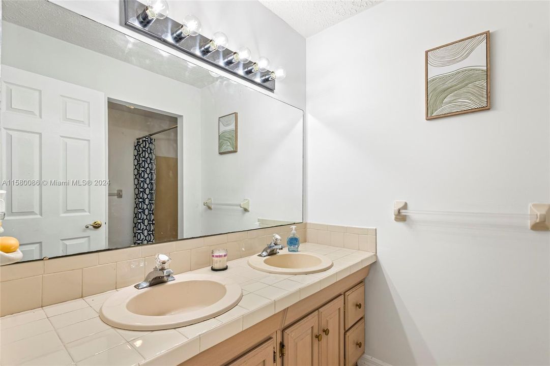 Active With Contract: $468,000 (3 beds, 2 baths, 1926 Square Feet)