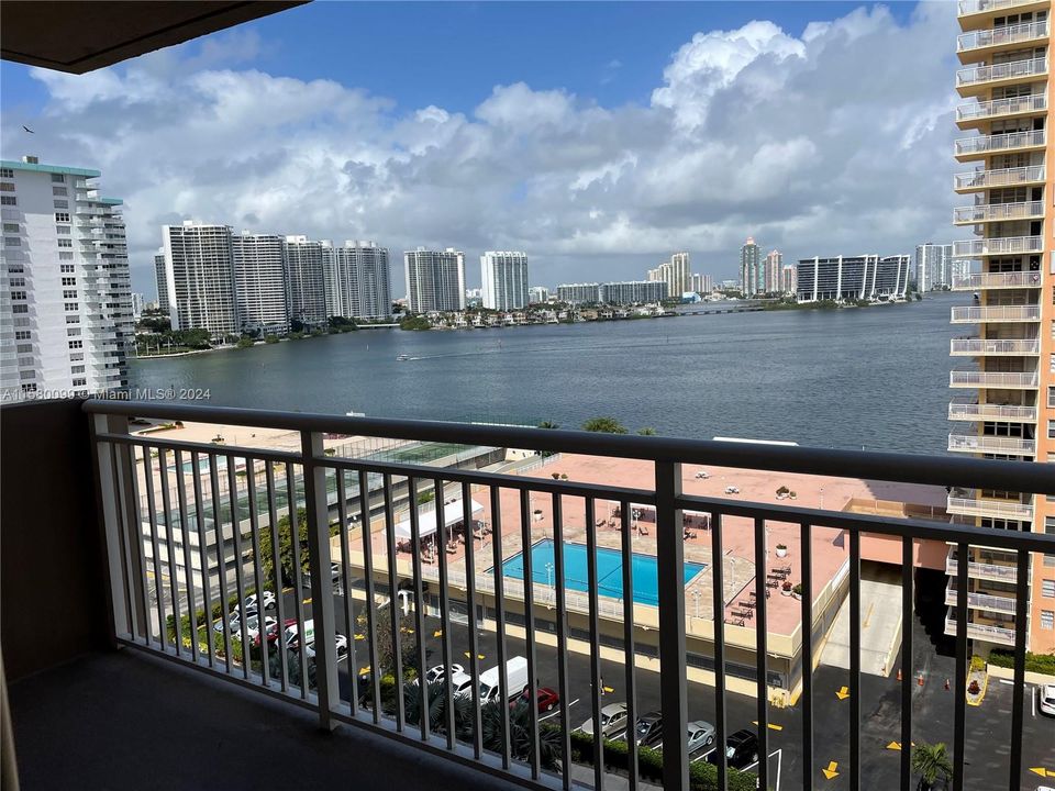 For Sale: $495,000 (2 beds, 2 baths, 1087 Square Feet)