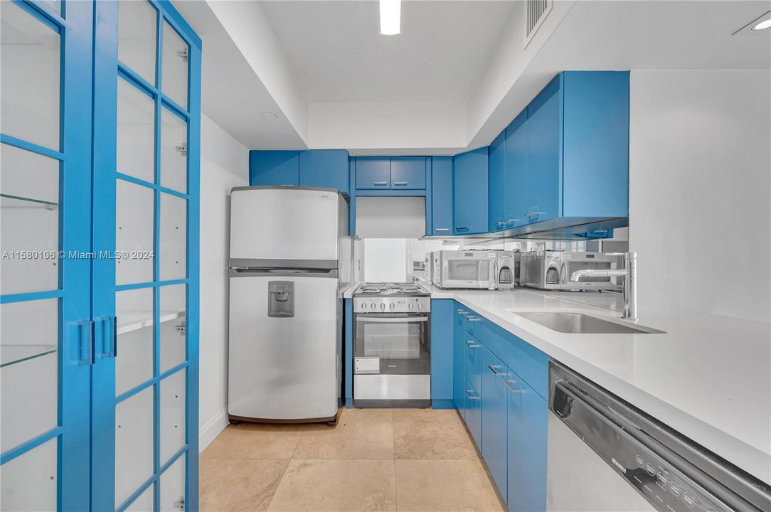 For Rent: $3,999 (1 beds, 1 baths, 837 Square Feet)