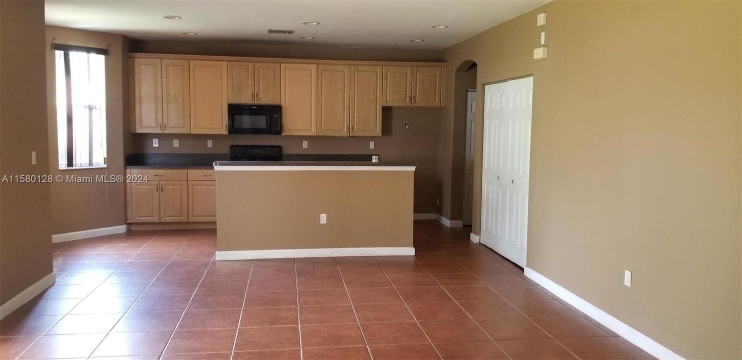 For Rent: $3,100 (4 beds, 3 baths, 2786 Square Feet)