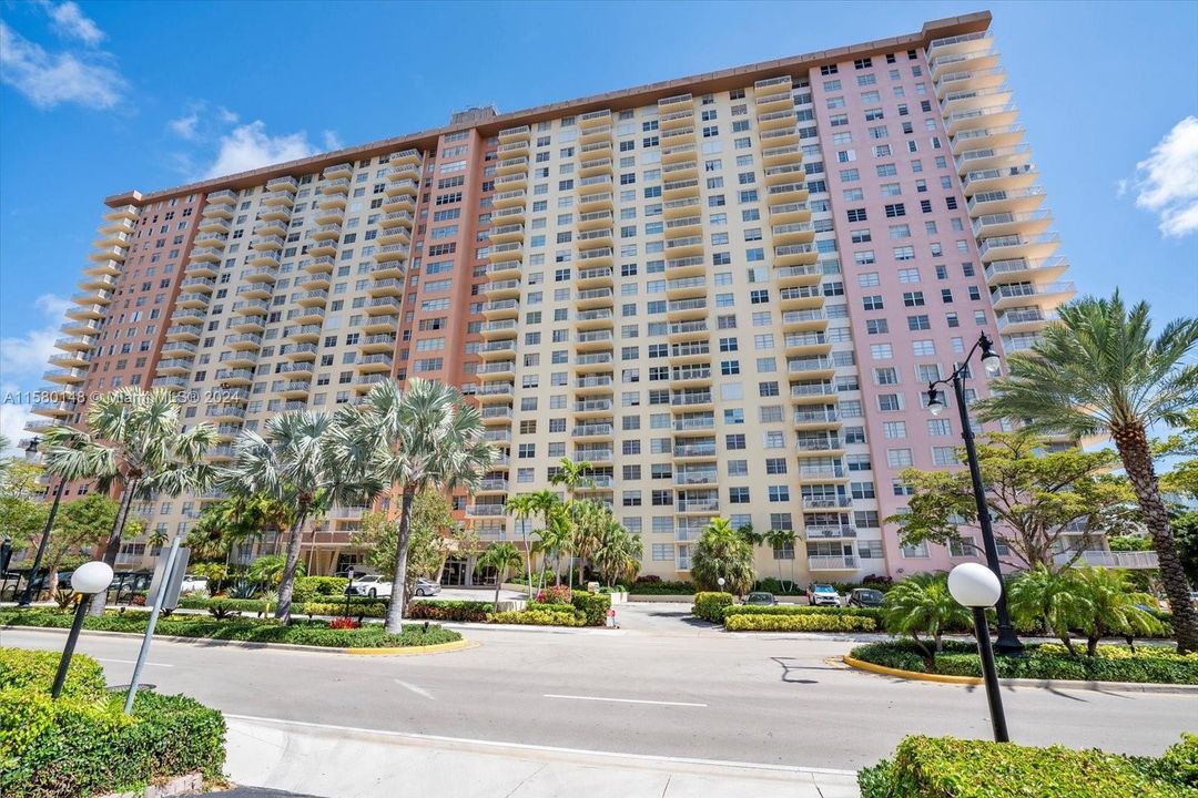 Active With Contract: $369,000 (2 beds, 2 baths, 1087 Square Feet)