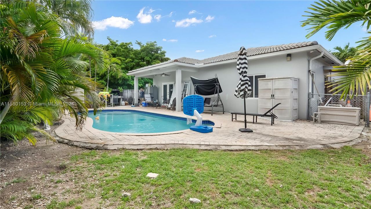 Active With Contract: $750,000 (4 beds, 3 baths, 1717 Square Feet)
