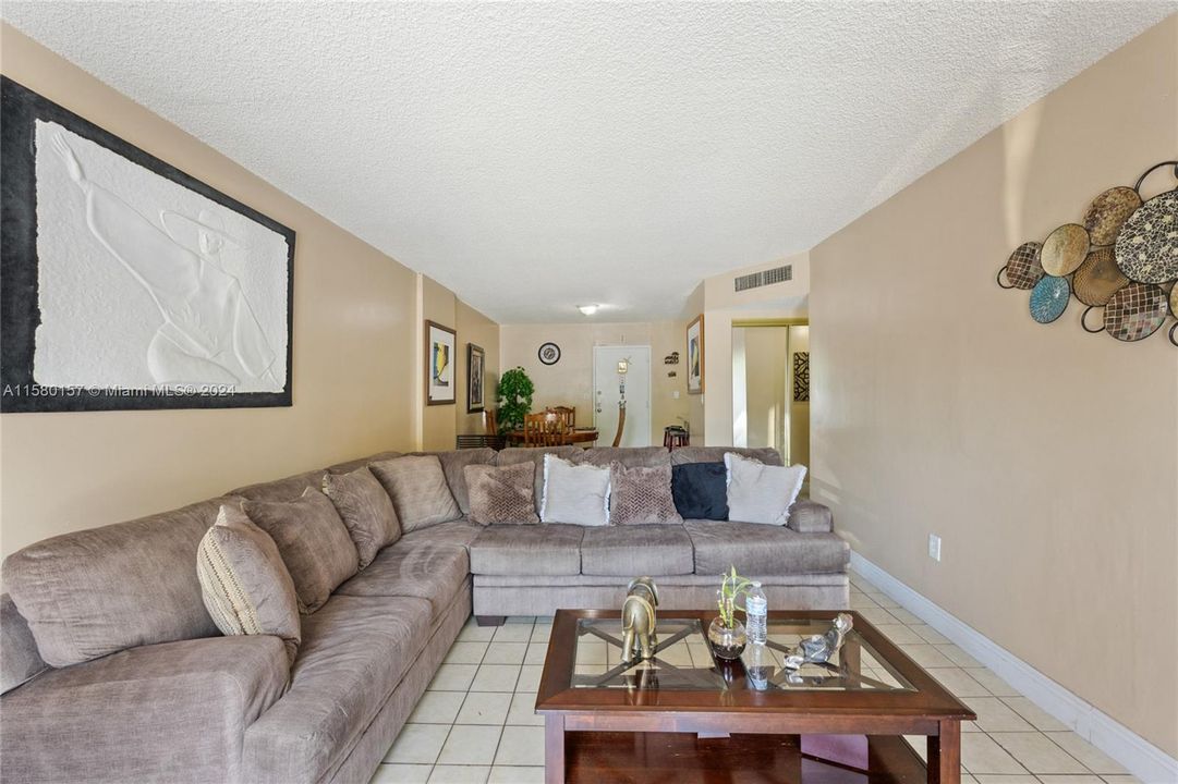 For Sale: $275,000 (2 beds, 2 baths, 1012 Square Feet)