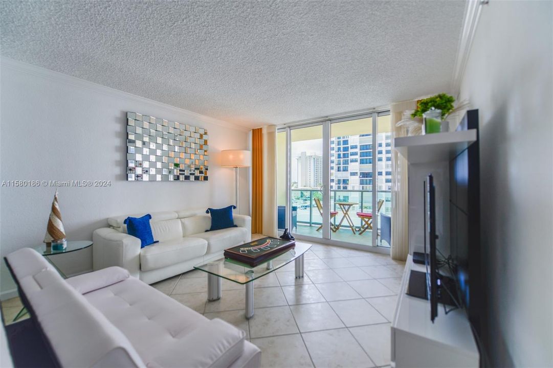 For Sale: $499,000 (1 beds, 1 baths, 835 Square Feet)