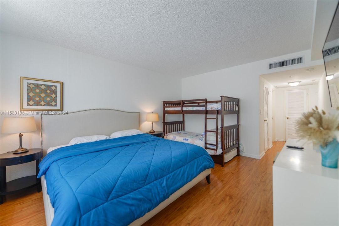 For Sale: $499,000 (1 beds, 1 baths, 835 Square Feet)