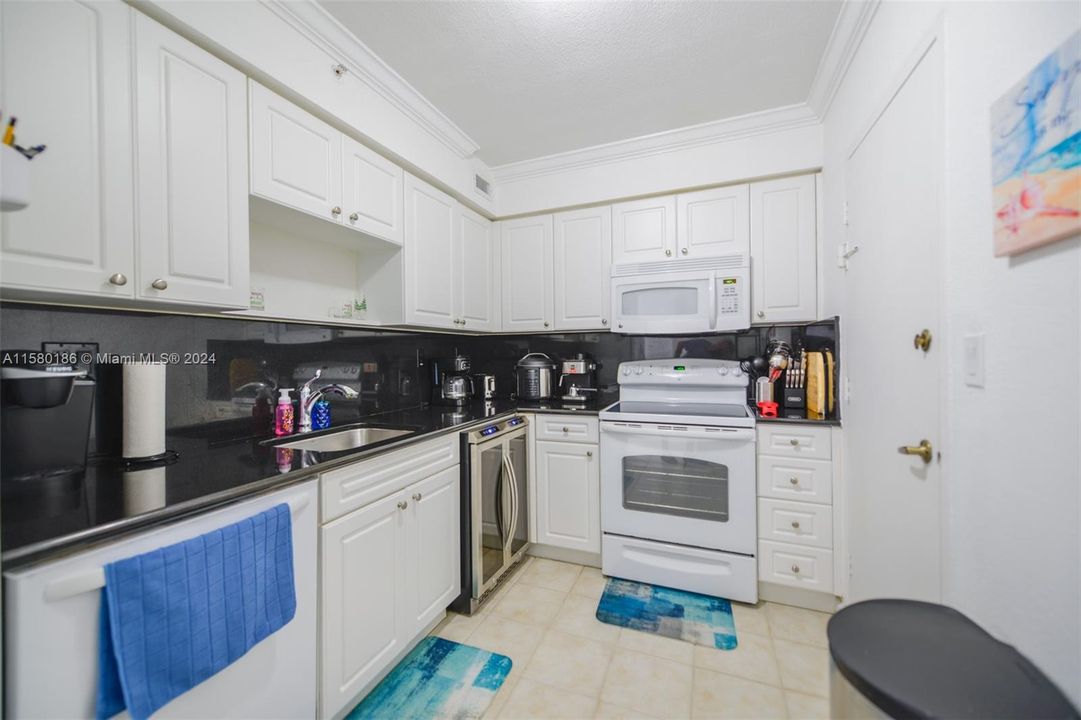 For Sale: $499,000 (1 beds, 1 baths, 835 Square Feet)