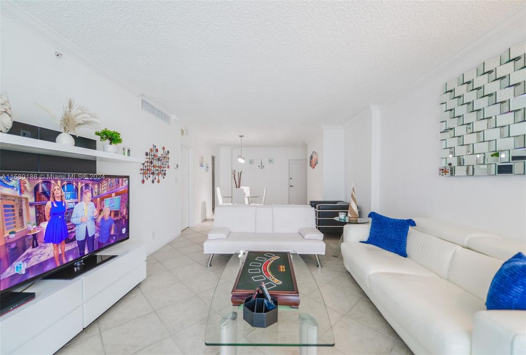 For Sale: $499,000 (1 beds, 1 baths, 835 Square Feet)