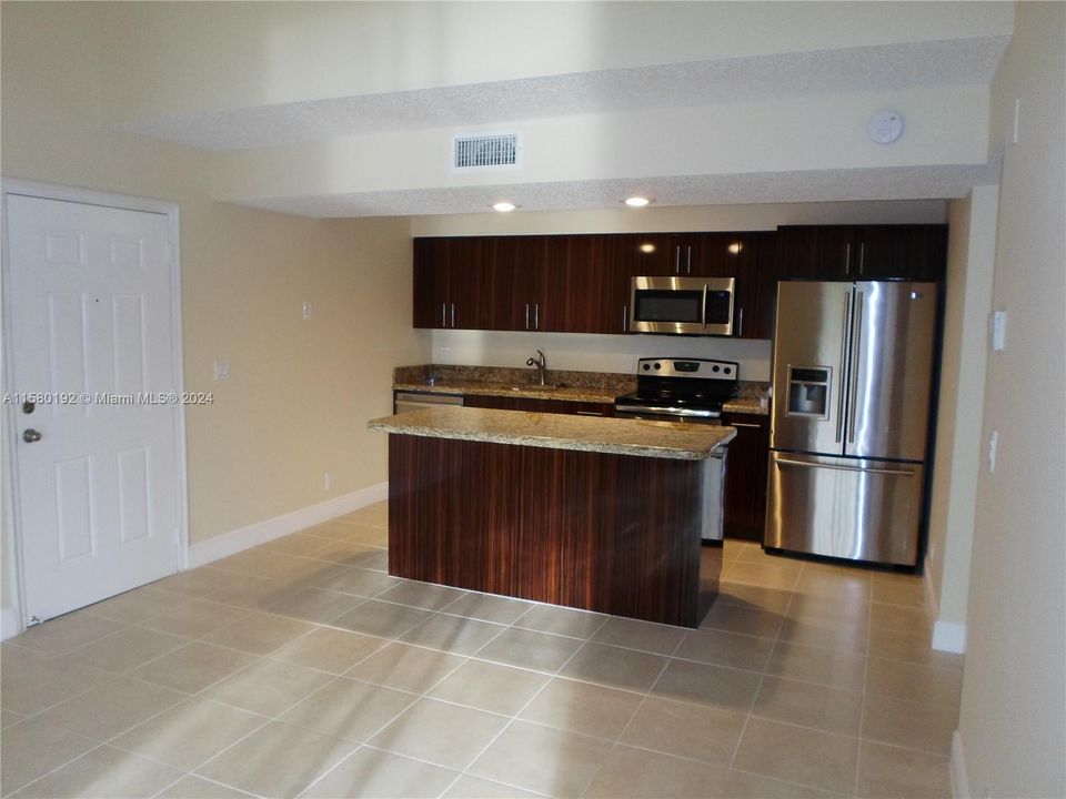 For Rent: $1,650 (1 beds, 1 baths, 633 Square Feet)