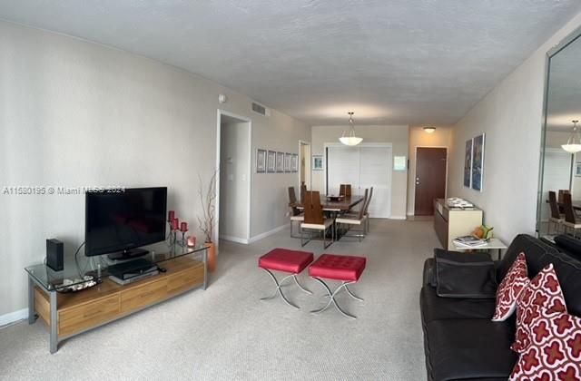 For Sale: $499,000 (1 beds, 1 baths, 874 Square Feet)