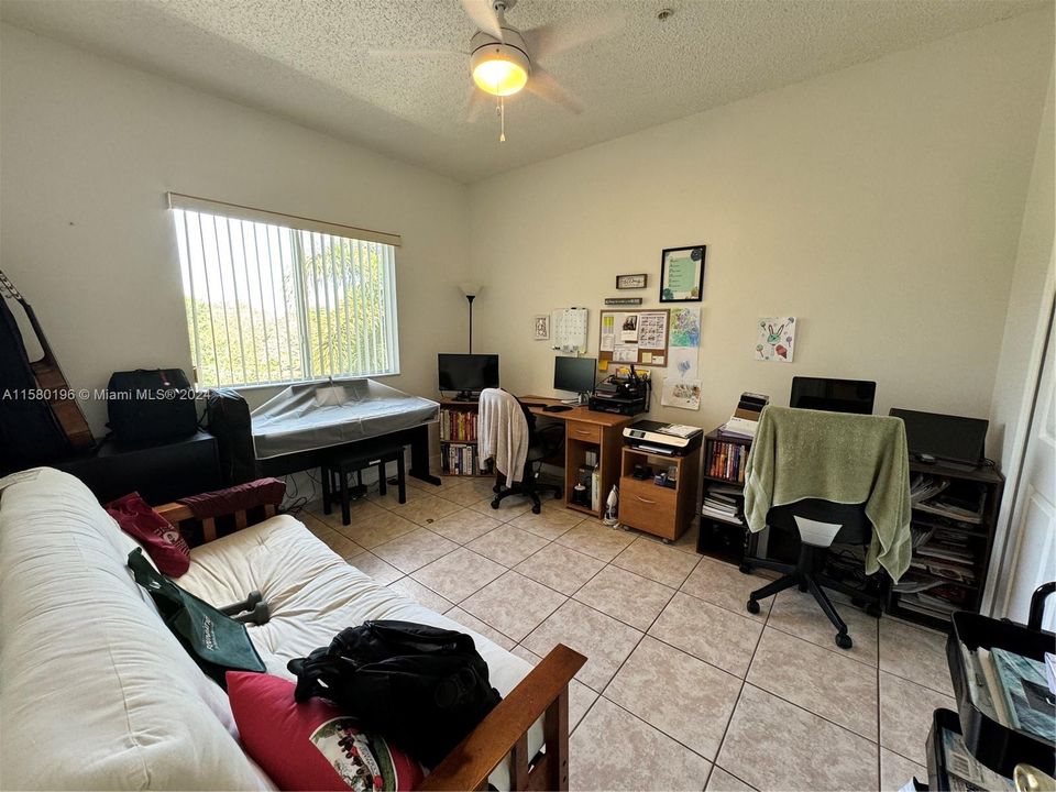 For Sale: $325,000 (2 beds, 2 baths, 1061 Square Feet)