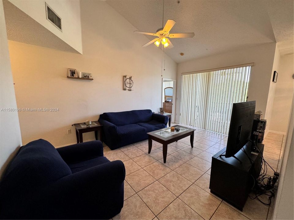 For Sale: $325,000 (2 beds, 2 baths, 1061 Square Feet)