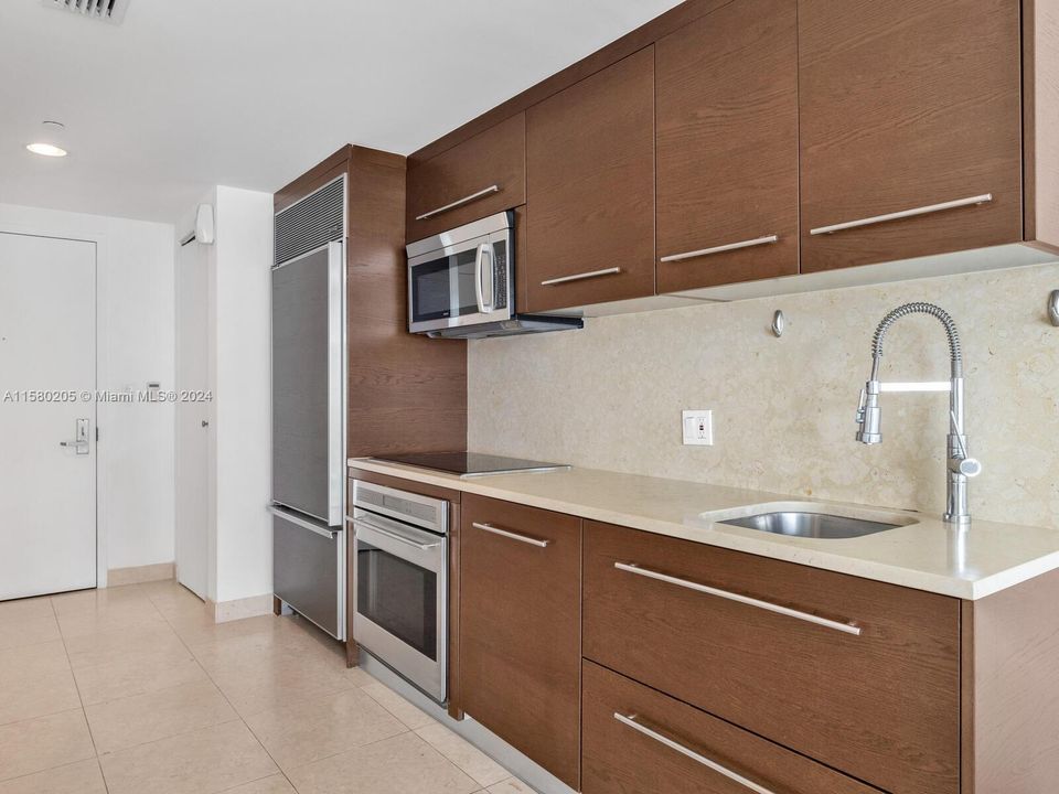 For Sale: $599,999 (1 beds, 1 baths, 732 Square Feet)