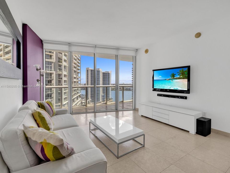 For Sale: $599,999 (1 beds, 1 baths, 732 Square Feet)