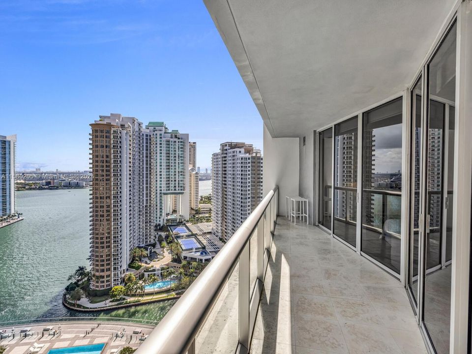 For Sale: $599,999 (1 beds, 1 baths, 732 Square Feet)