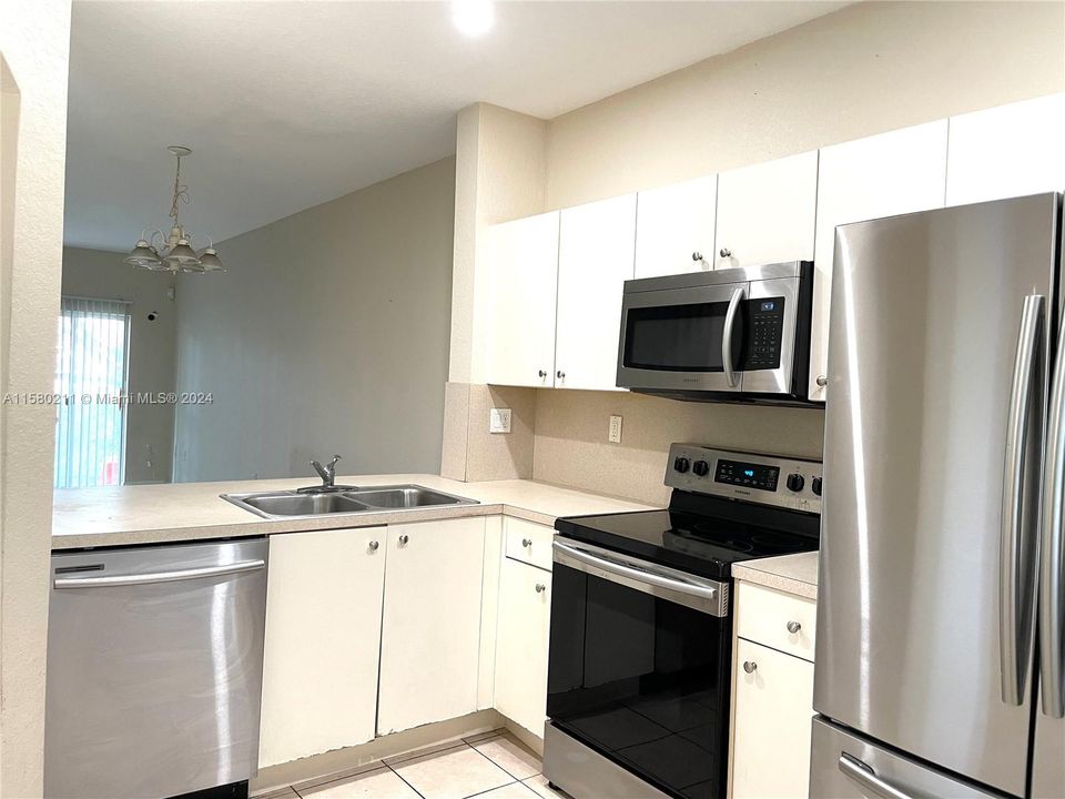 Active With Contract: $2,300 (2 beds, 2 baths, 1214 Square Feet)