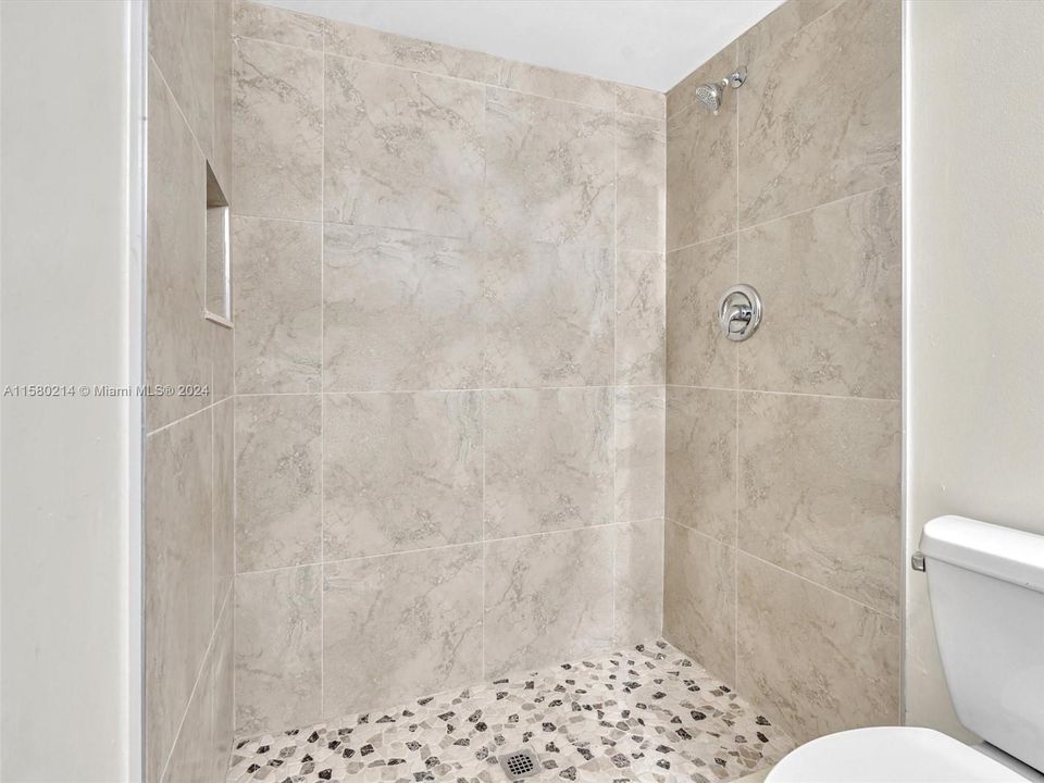 待售: $245,000 (2 贝兹, 2 浴室, 875 平方英尺)