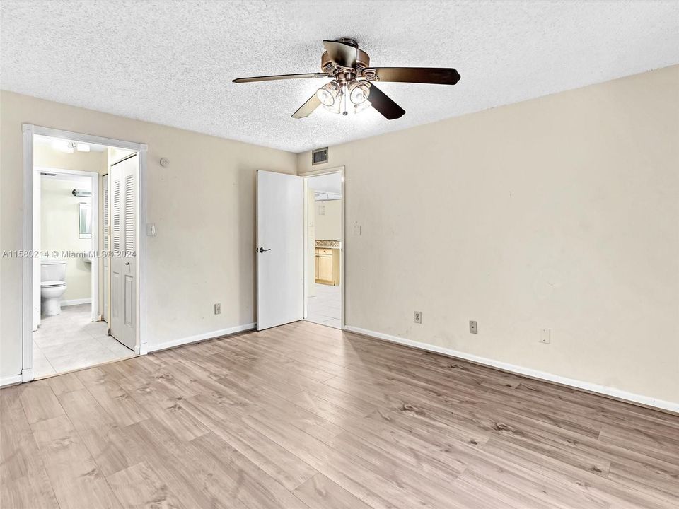 For Sale: $245,000 (2 beds, 2 baths, 875 Square Feet)
