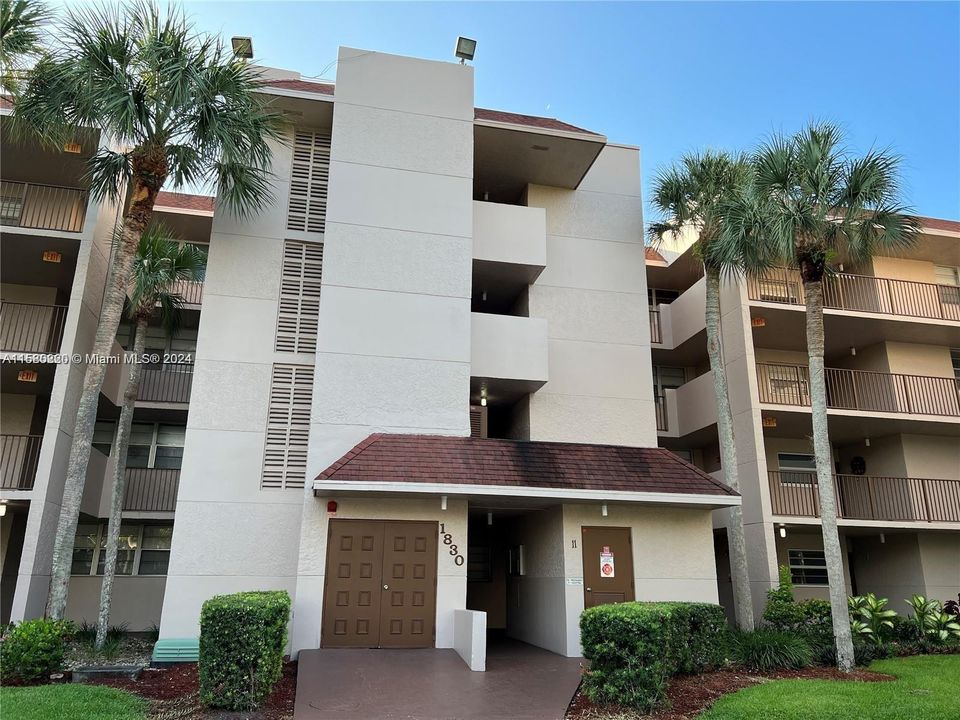 Active With Contract: $2,700 (3 beds, 2 baths, 1155 Square Feet)