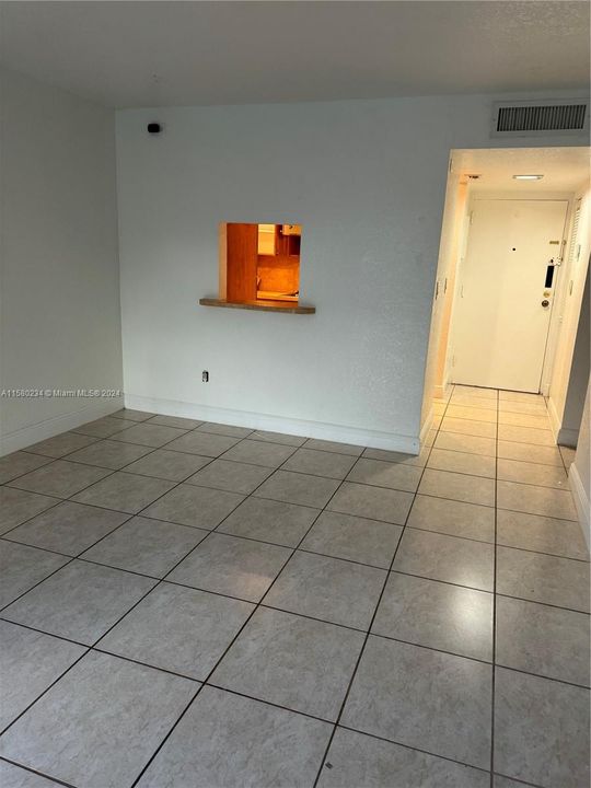 Active With Contract: $2,400 (2 beds, 2 baths, 906 Square Feet)
