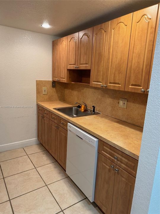 Active With Contract: $2,400 (2 beds, 2 baths, 906 Square Feet)