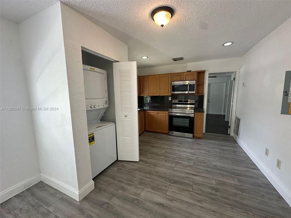 Recently Rented: $3,050 (3 beds, 2 baths, 1206 Square Feet)