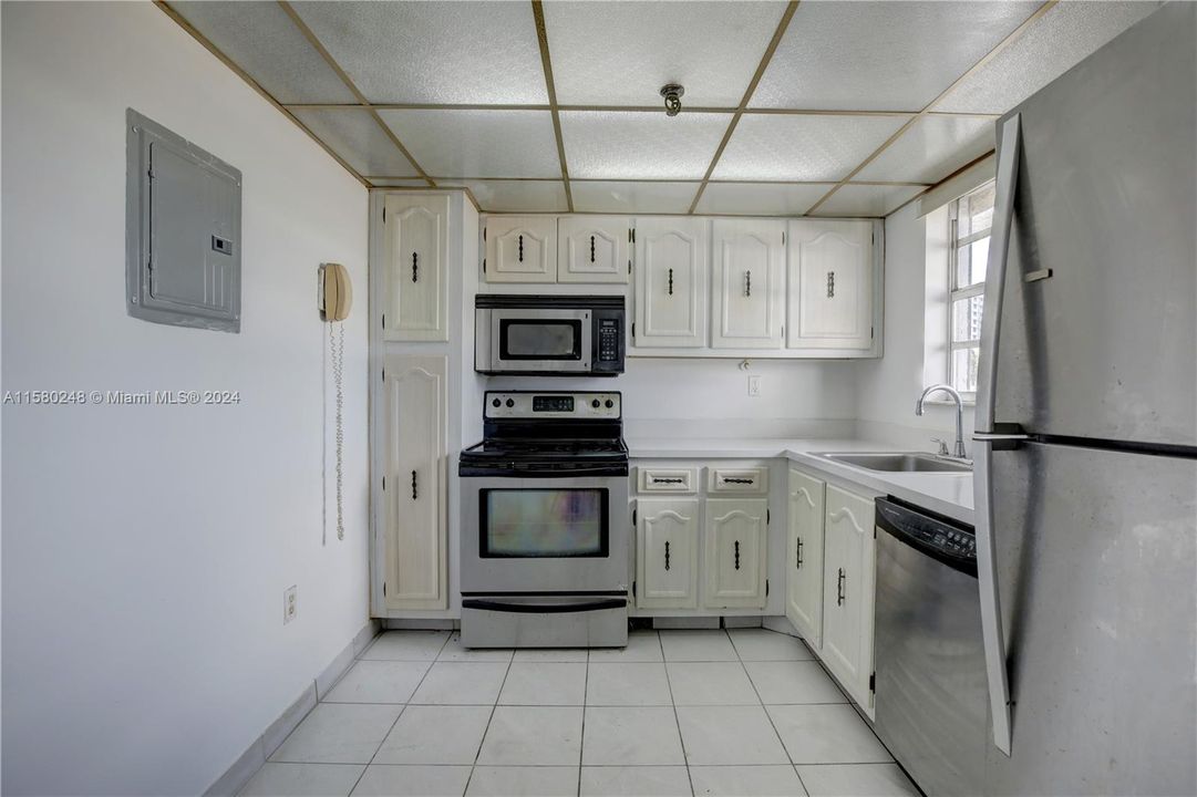 For Sale: $310,000 (1 beds, 1 baths, 918 Square Feet)