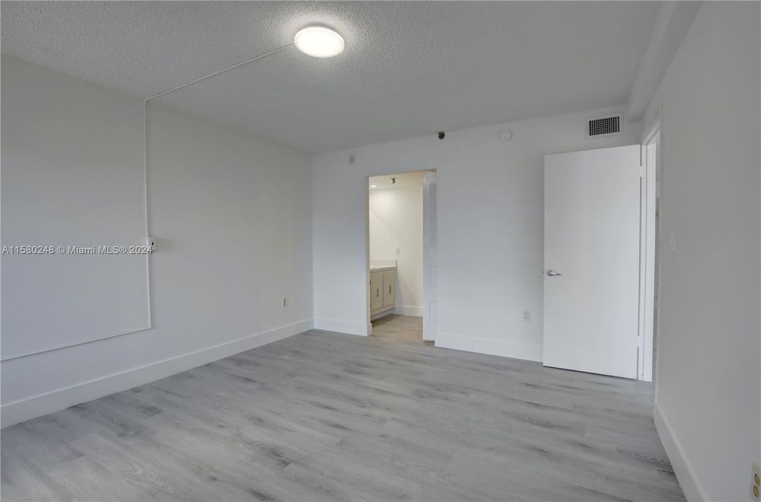 For Sale: $310,000 (1 beds, 1 baths, 918 Square Feet)