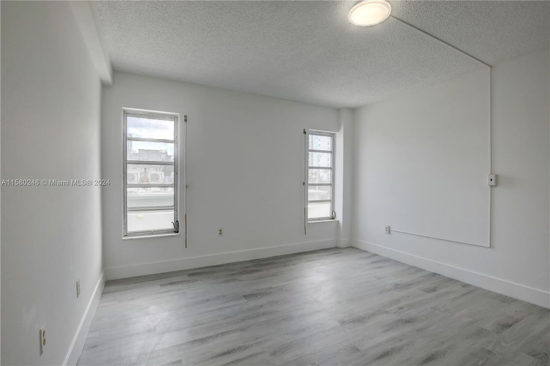 For Sale: $310,000 (1 beds, 1 baths, 918 Square Feet)