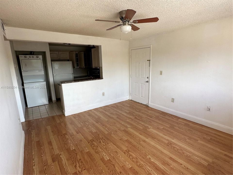 For Sale: $219,000 (1 beds, 1 baths, 558 Square Feet)