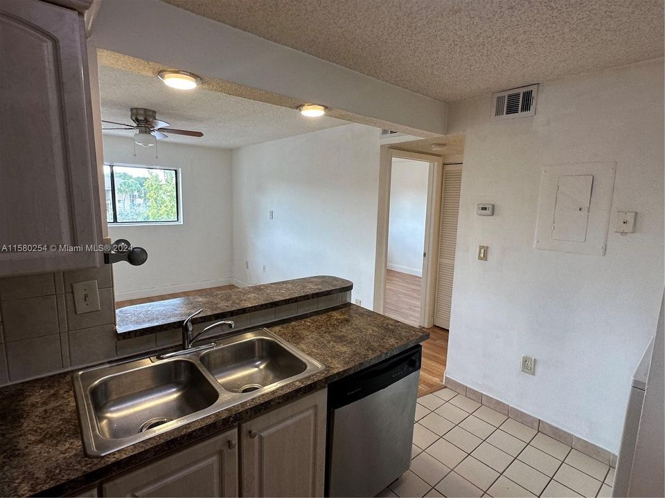 For Sale: $219,000 (1 beds, 1 baths, 558 Square Feet)