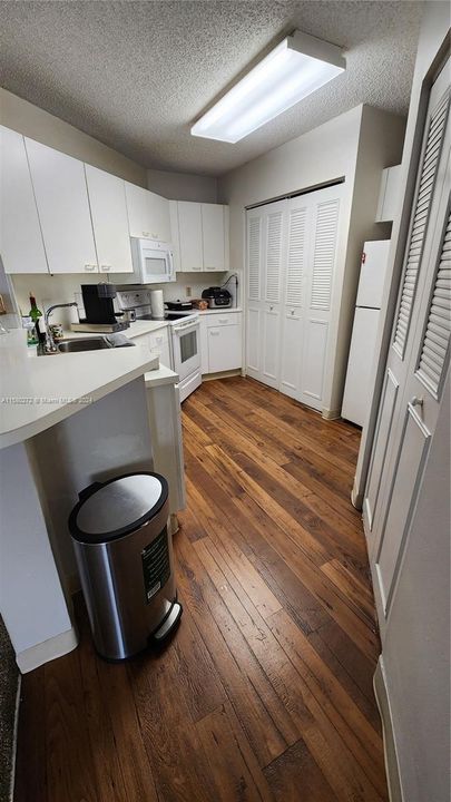 Active With Contract: $1,775 (1 beds, 1 baths, 752 Square Feet)