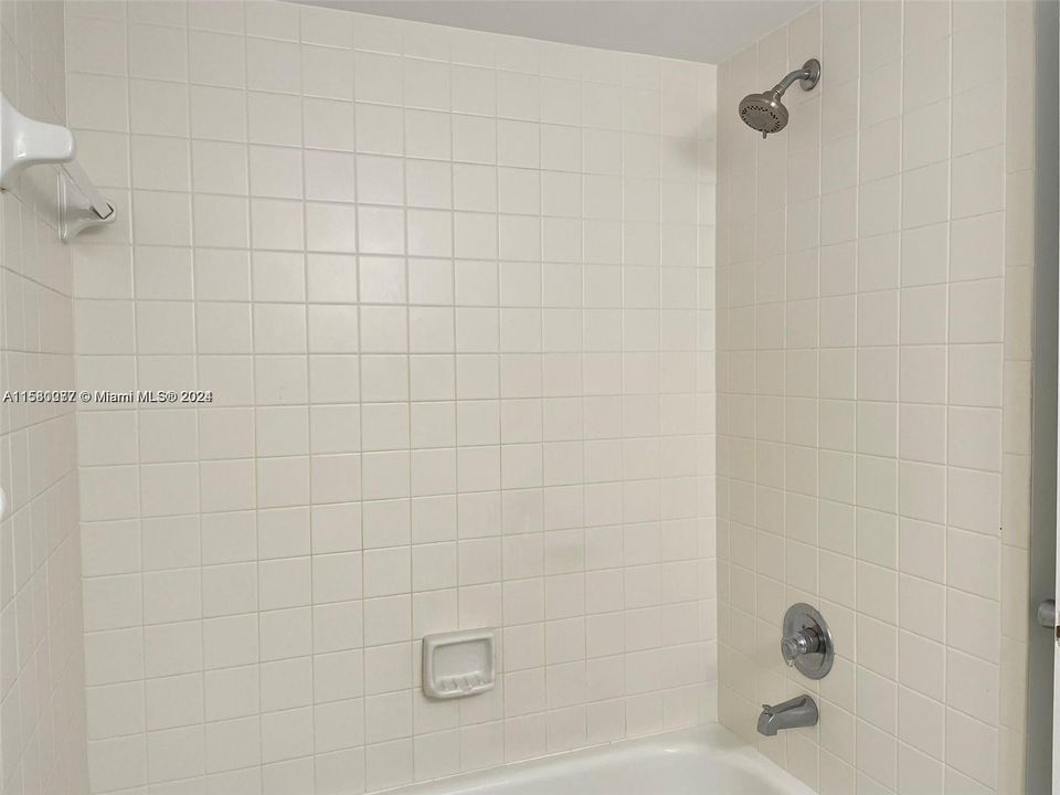 合同活跃: $1,500 (1 贝兹, 1 浴室, 525 平方英尺)