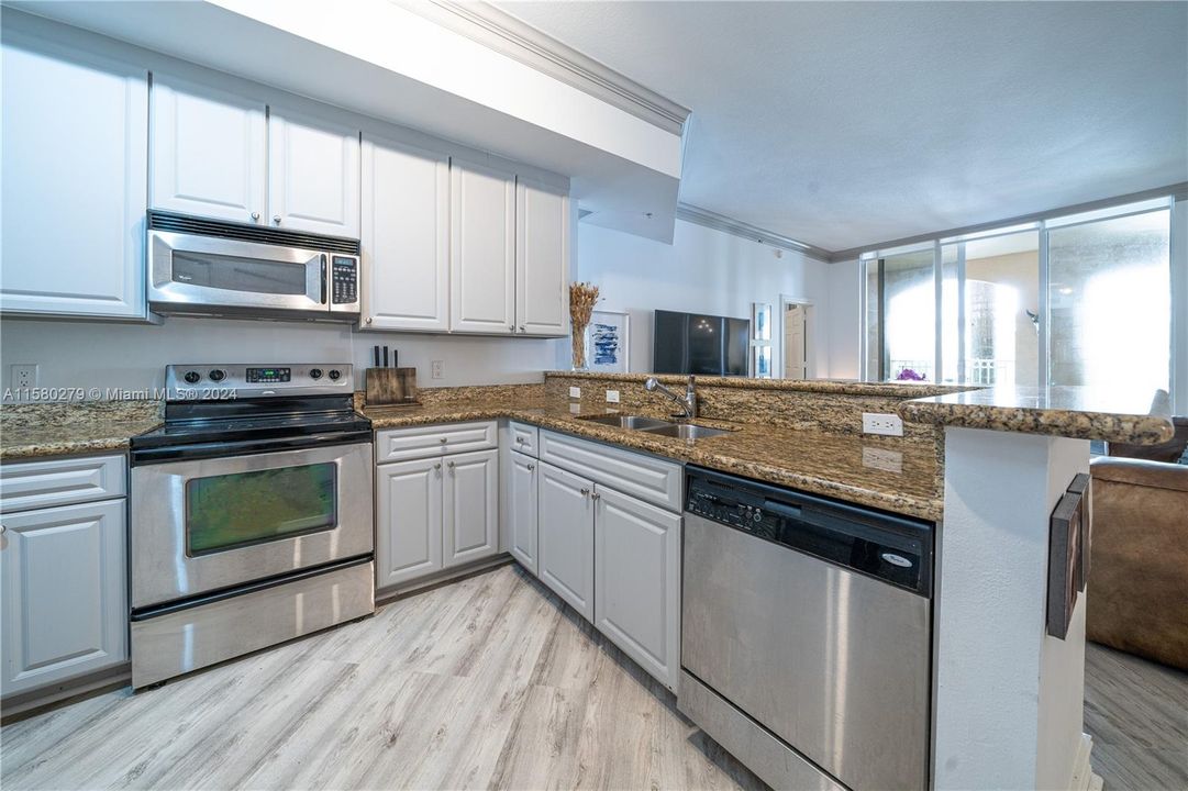 For Sale: $585,000 (2 beds, 2 baths, 1355 Square Feet)