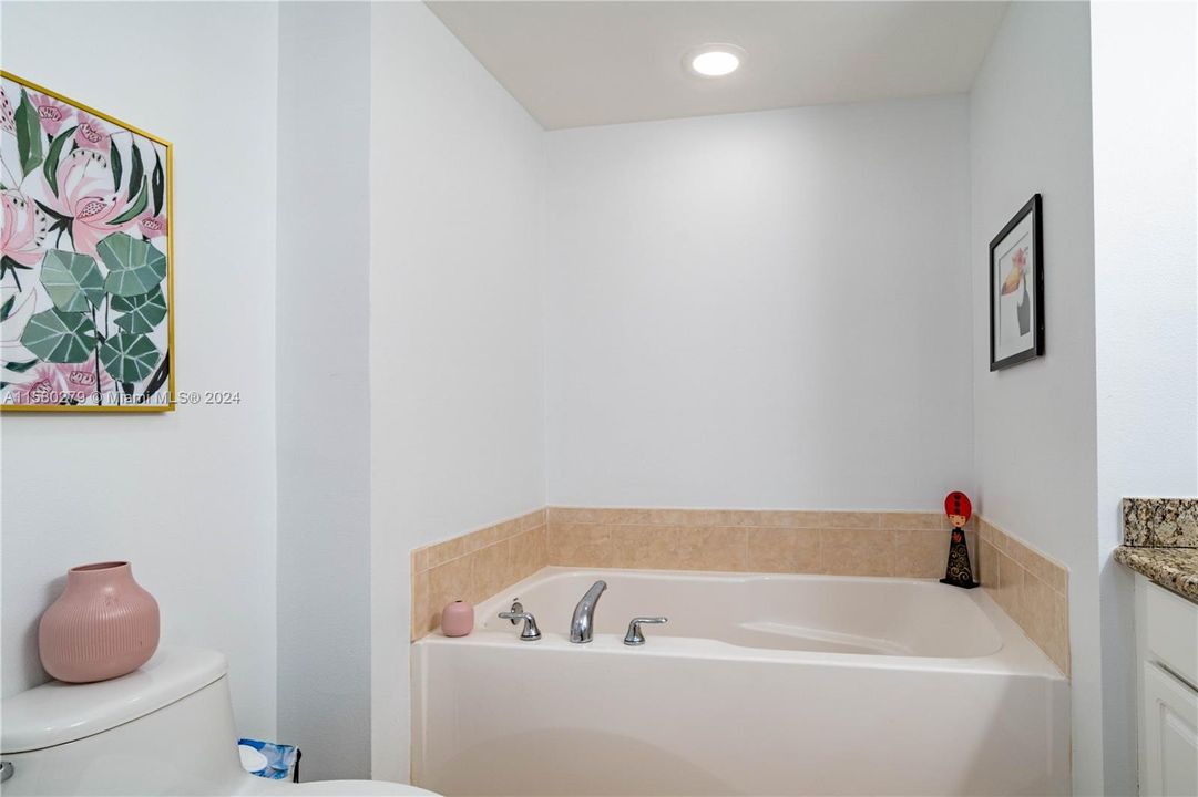 待售: $585,000 (2 贝兹, 2 浴室, 1355 平方英尺)