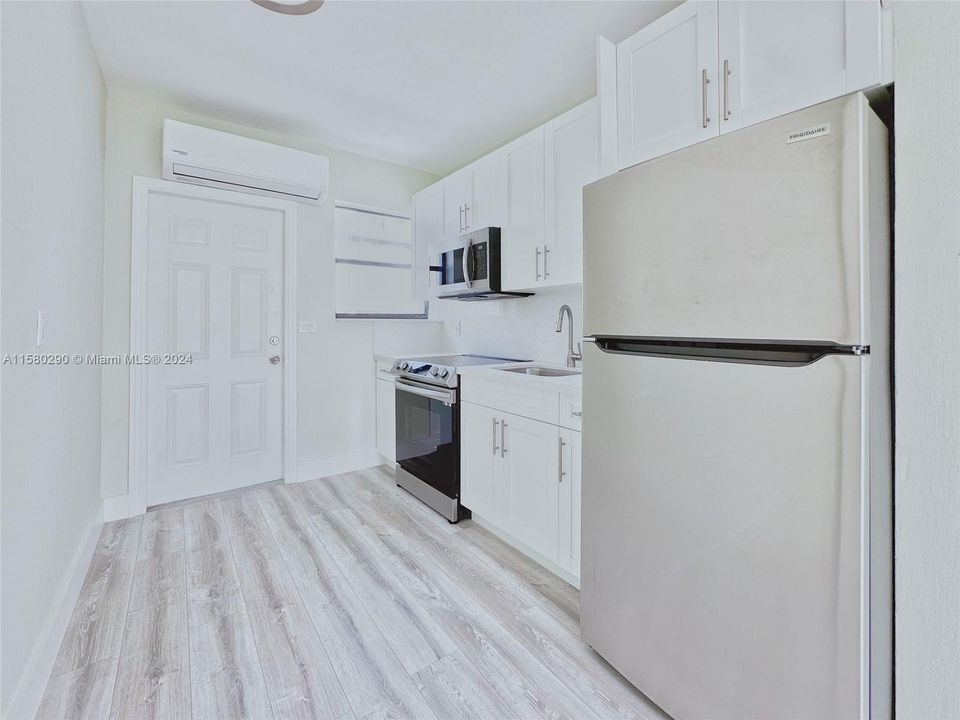 For Rent: $1,800 (1 beds, 1 baths, 1992 Square Feet)