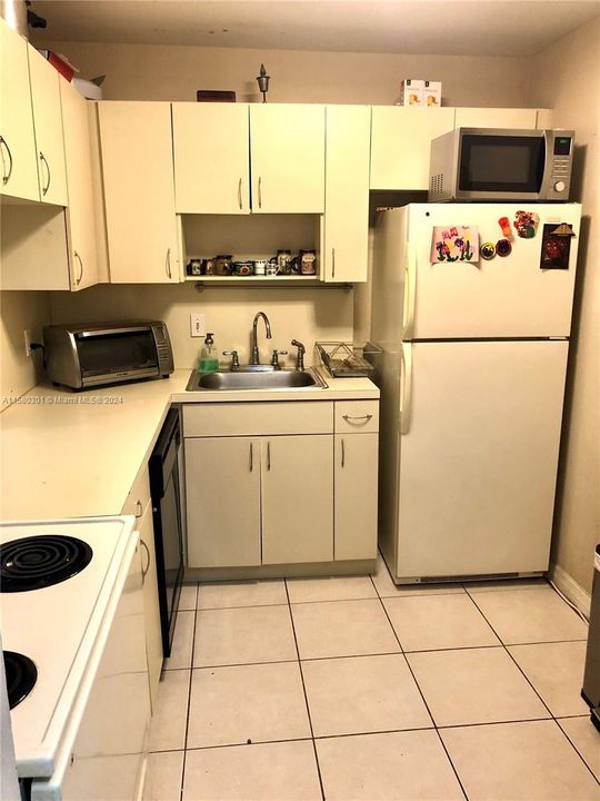 For Sale: $260,000 (1 beds, 1 baths, 755 Square Feet)