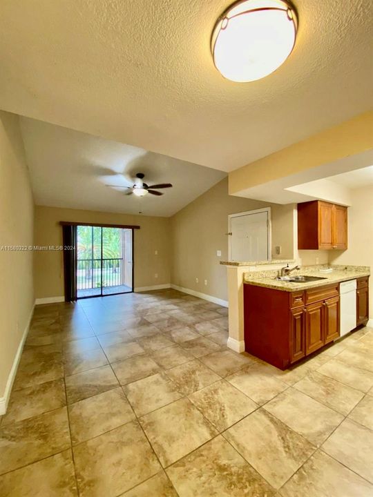 Active With Contract: $1,900 (1 beds, 1 baths, 588 Square Feet)