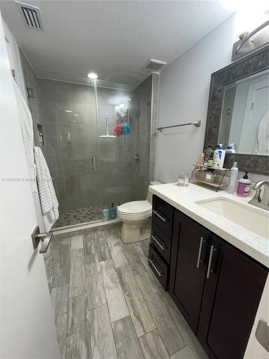 For Sale: $295,000 (1 beds, 1 baths, 710 Square Feet)