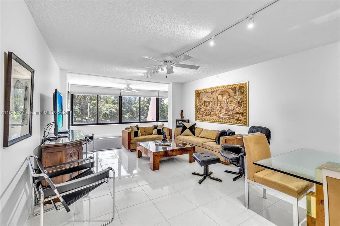 For Sale: $389,000 (2 beds, 2 baths, 1207 Square Feet)