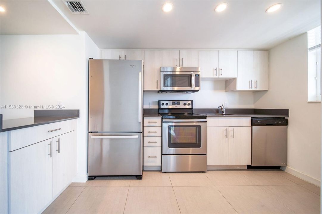 For Rent: $2,740 (1 beds, 1 baths, 671 Square Feet)
