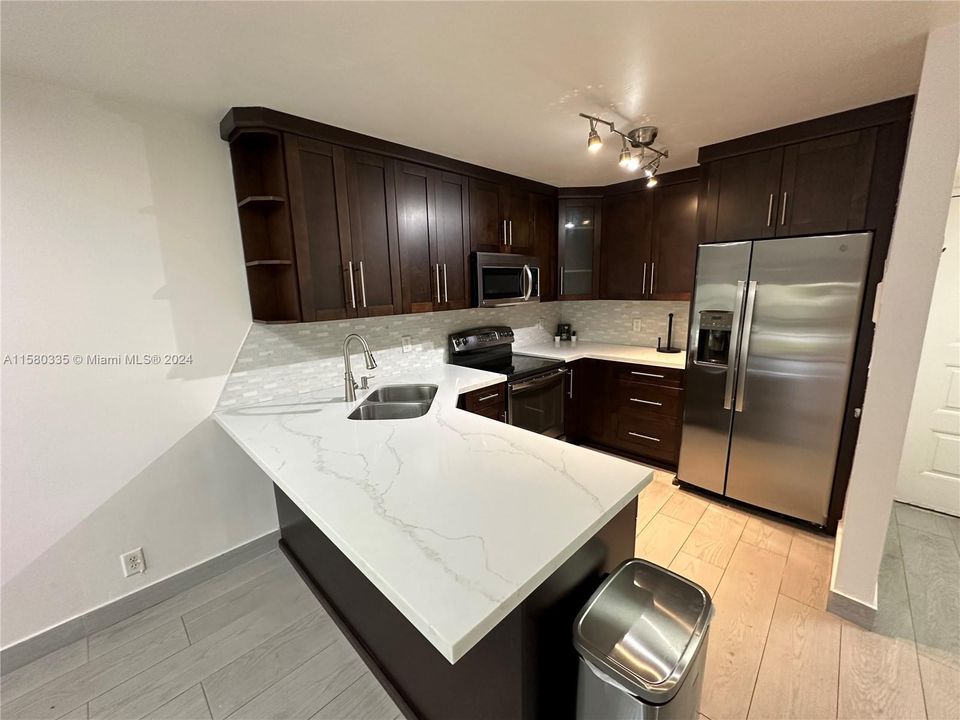 Active With Contract: $2,600 (2 beds, 2 baths, 1005 Square Feet)