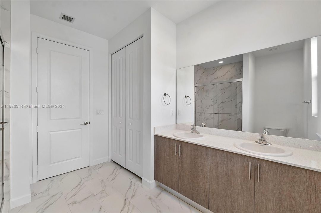 待售: $600,000 (4 贝兹, 2 浴室, 1962 平方英尺)