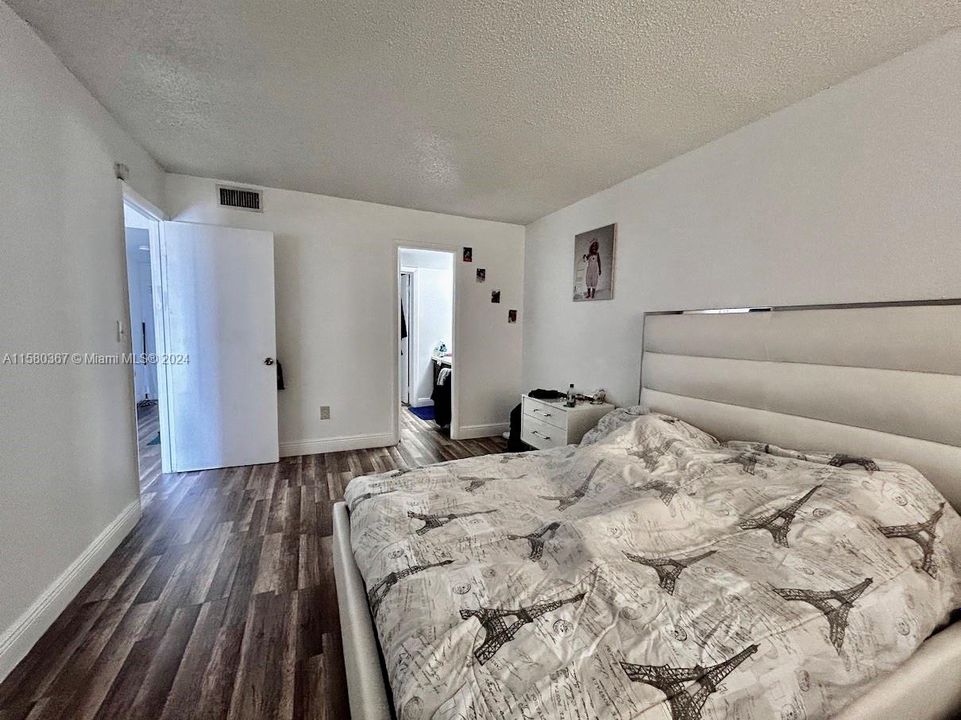 For Sale: $150,000 (1 beds, 1 baths, 826 Square Feet)