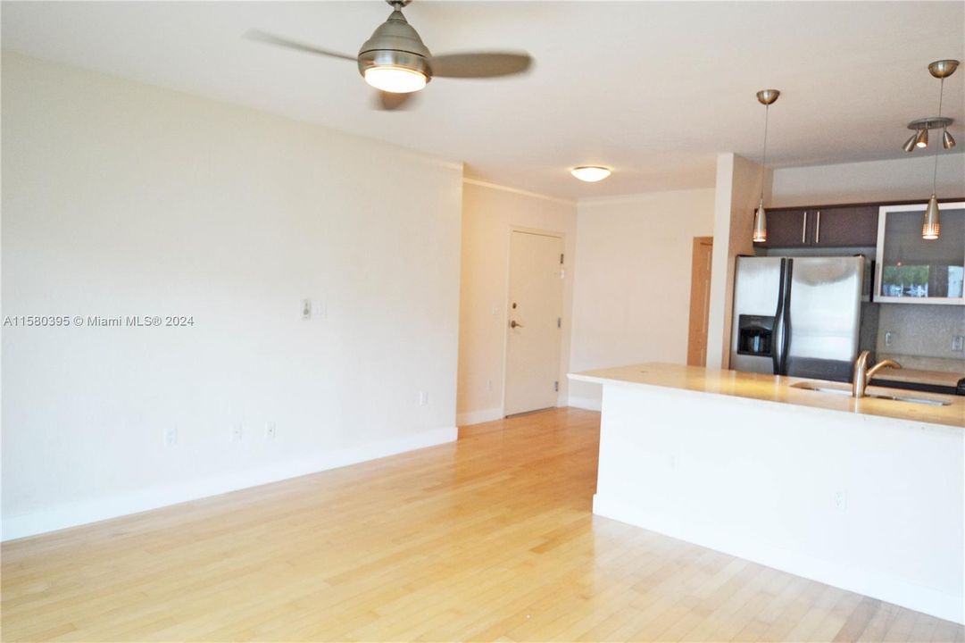 For Rent: $2,000 (1 beds, 1 baths, 586 Square Feet)
