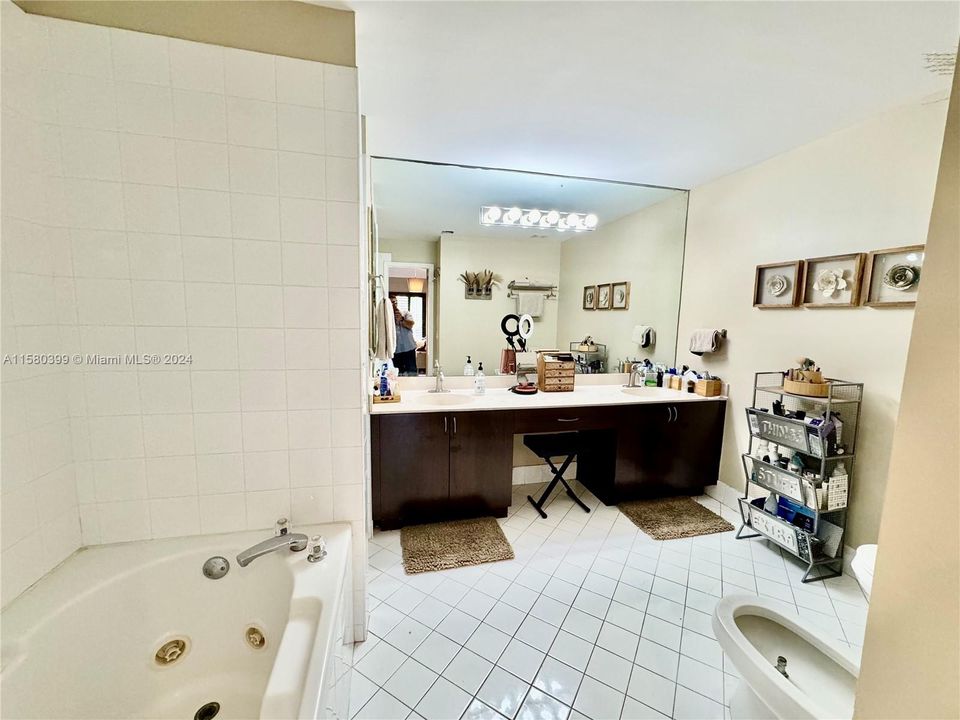 合同活跃: $3,800 (3 贝兹, 2 浴室, 1524 平方英尺)