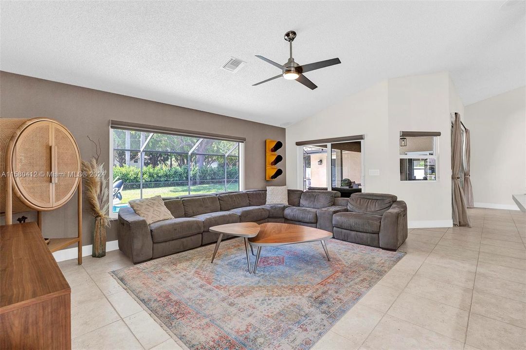 最近租的: $5,500 (4 贝兹, 2 浴室, 2504 平方英尺)