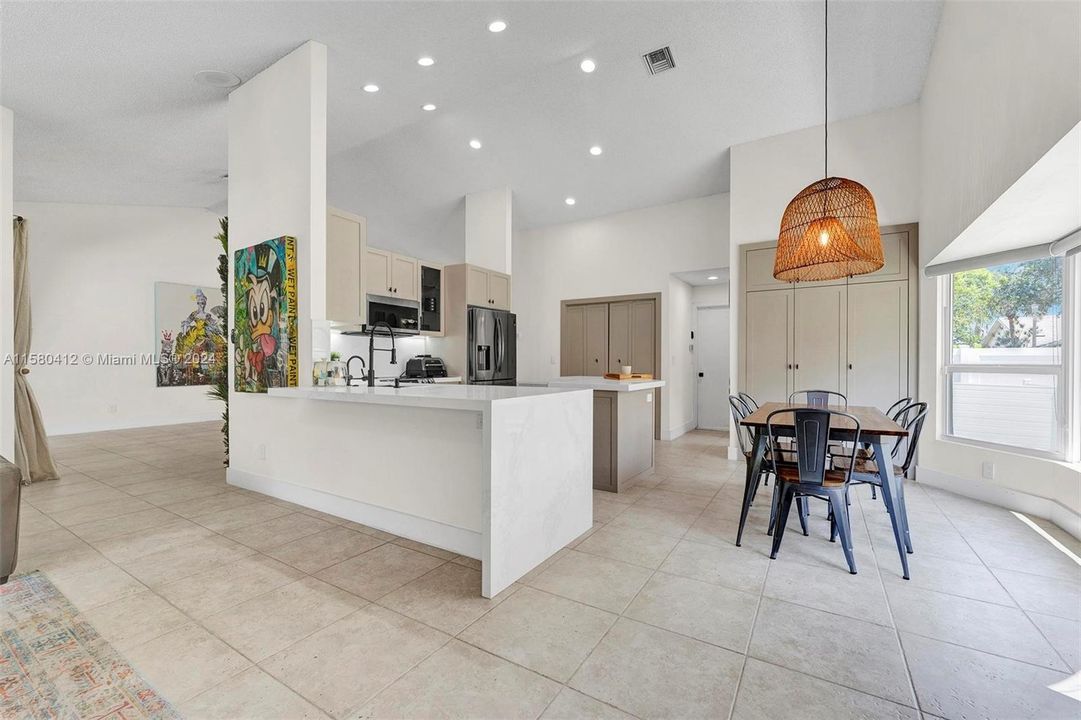 最近租的: $5,500 (4 贝兹, 2 浴室, 2504 平方英尺)