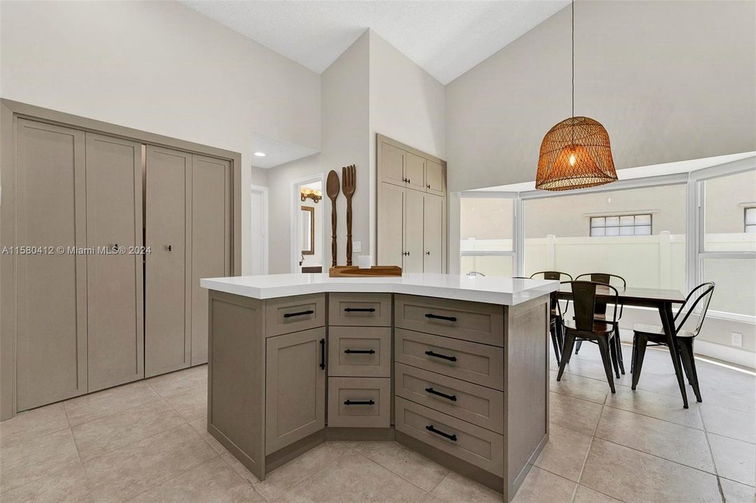 最近租的: $5,500 (4 贝兹, 2 浴室, 2504 平方英尺)